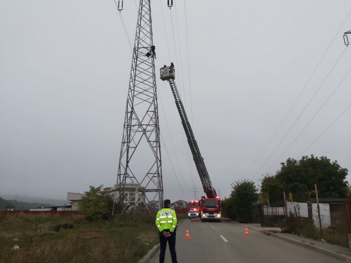 Scandal de la prima oră în Florești! Un bărbat s-a urcat pe stâlp și amenință că se aruncă. FOTO